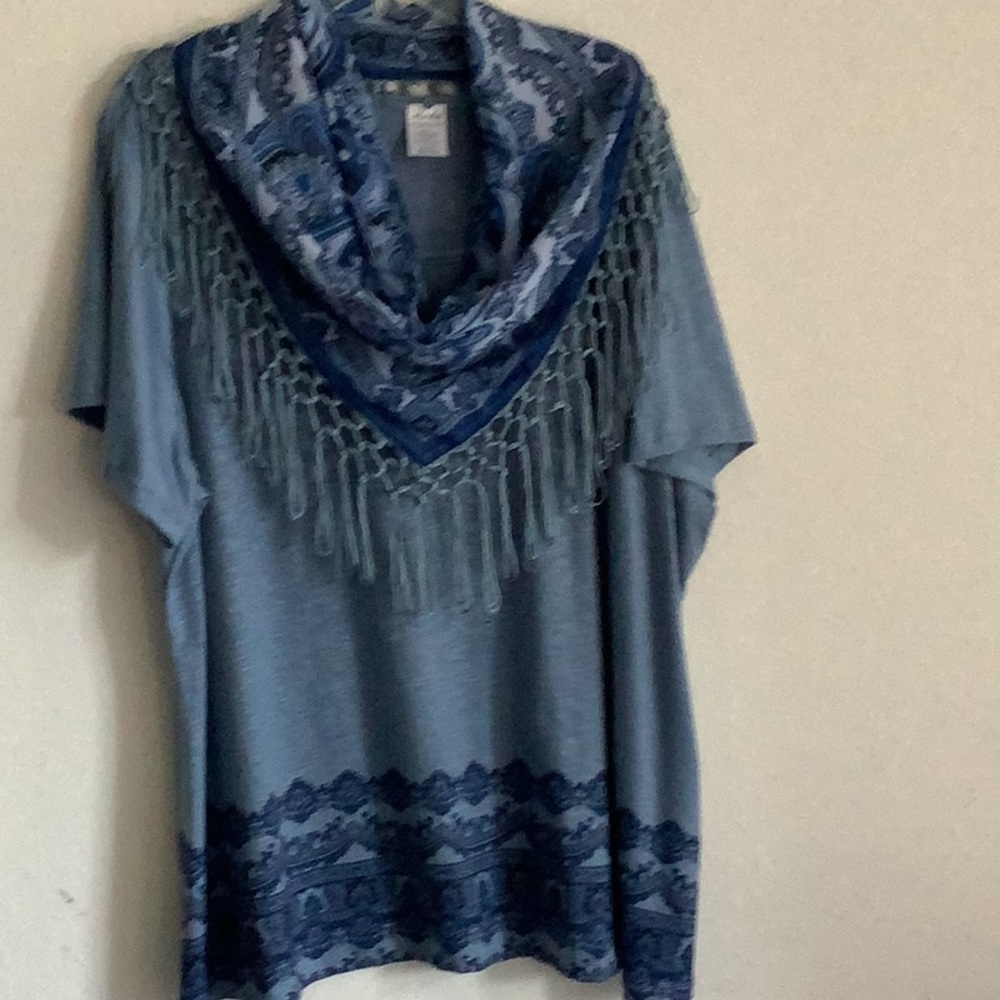 Moda tunic with attachable scarf